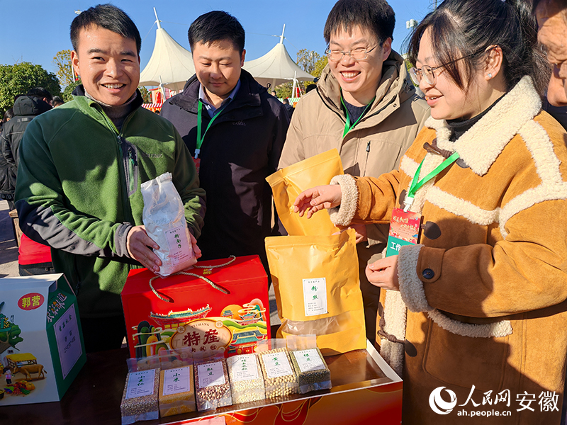 特色农凯时和尊龙凯时的产品展示。人民网 丁纪摄.jpg